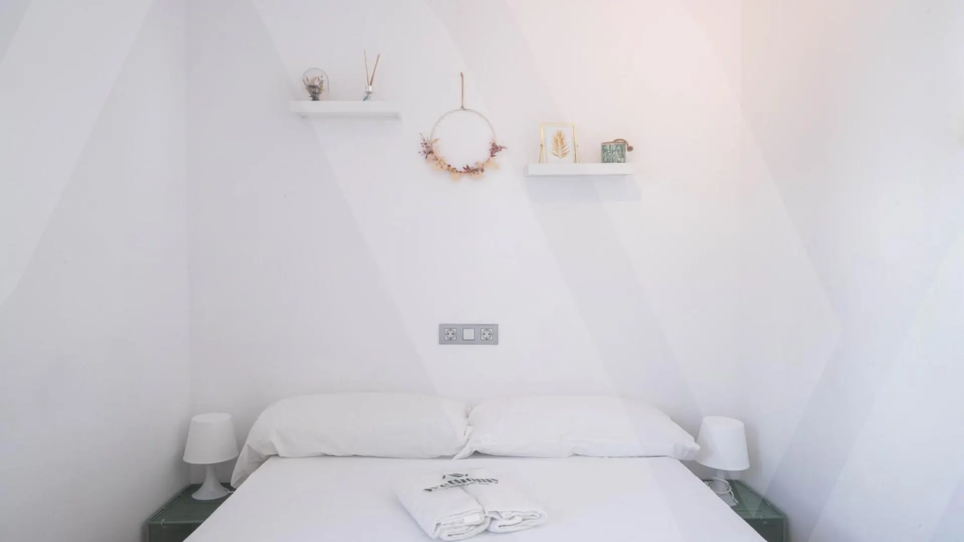 Belle Maison Roses Puig Rom By Welhomy